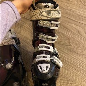 Ladies Atomic ski boots